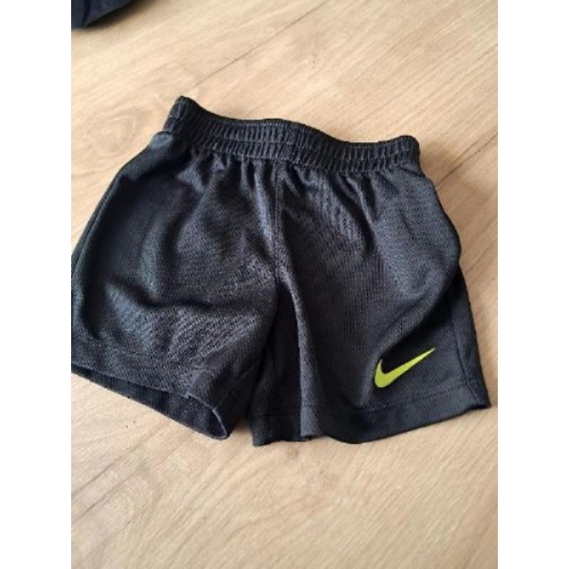 Short noir Nike 18 mois 