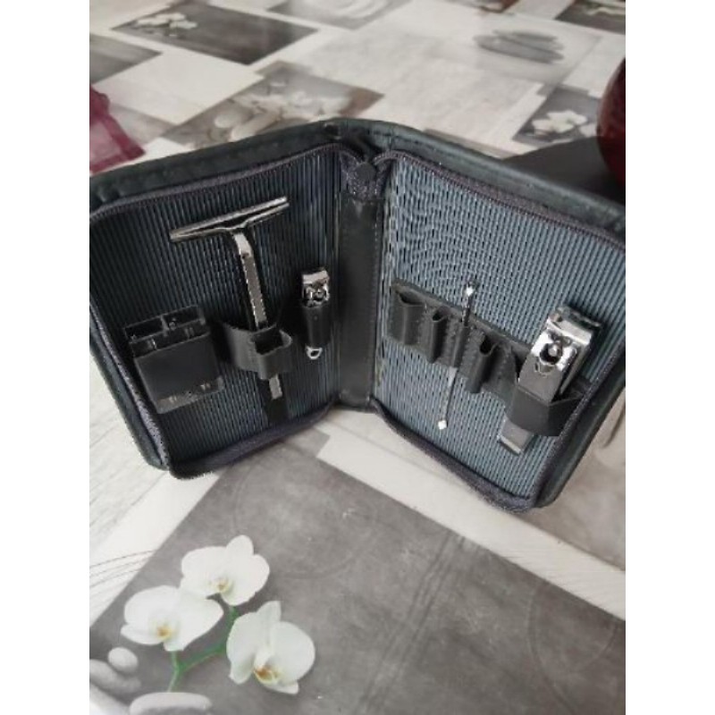 Trousse coupe ongle grand et petit, bâton oreille, rasoir plus 2 lames
