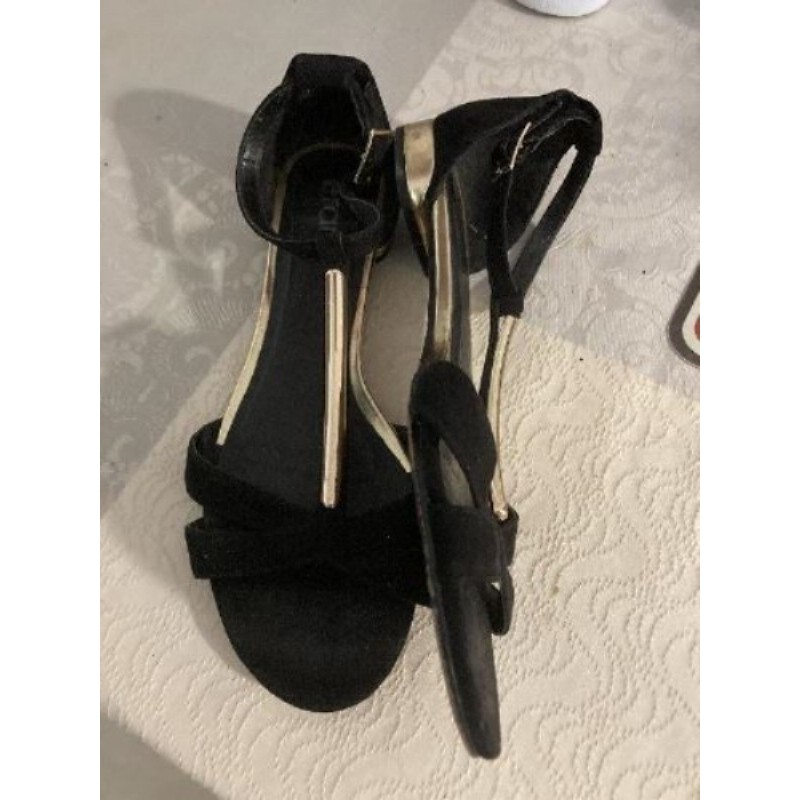chaussure été  noires et dorees taille 37