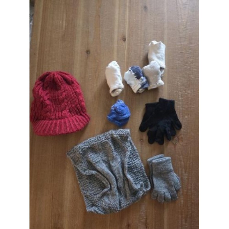 Lot de 5 paires de chaussettes + casquette en laine  rouge ZARA + cache nez + 2 paires de moufle 