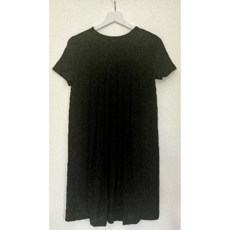Petite robe noire Zara - manches courtes fermeture au niveau du col - traîne plissée à l’arrière - T