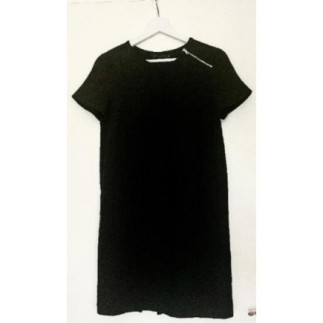 Petite robe noire Zara - manches courtes fermeture au niveau du col - traîne plissée à l’arrière - T