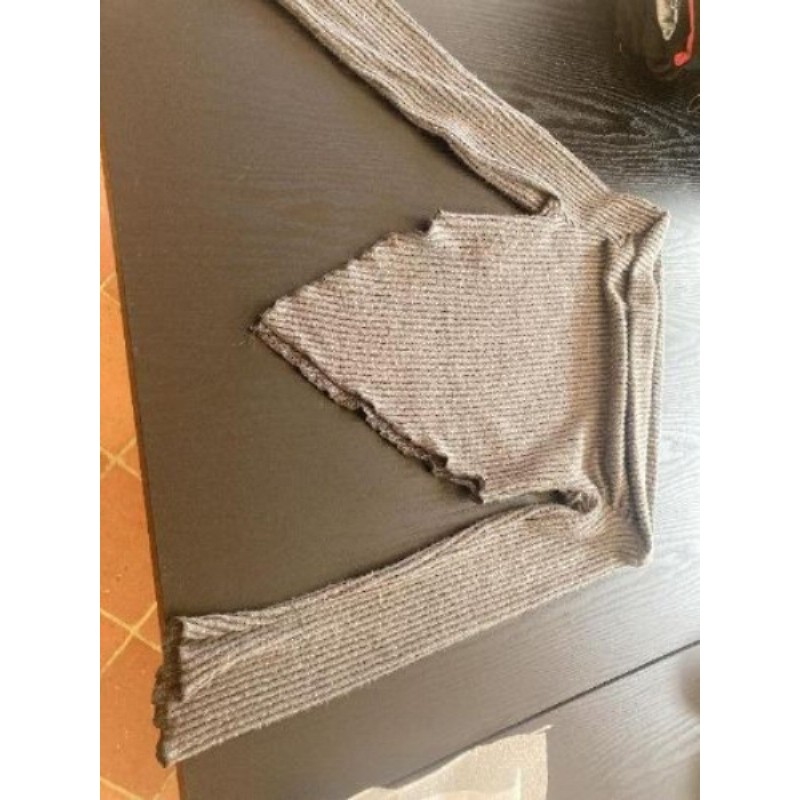Pull gris manches longues épaules dénudées taille 10 ans