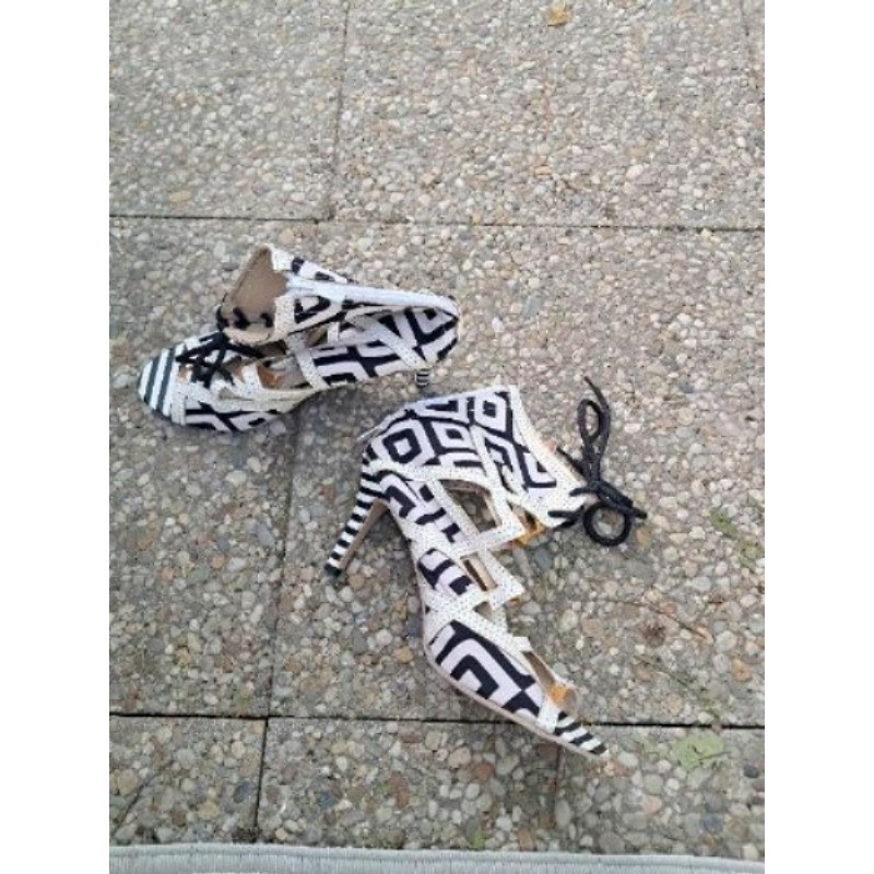 Chaussures à talons noir et blanc p 41