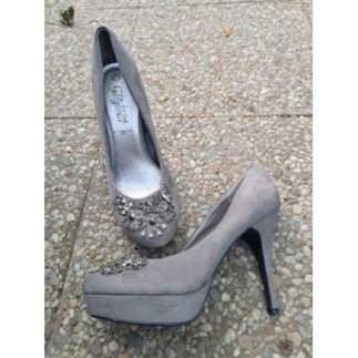 Chaussures grises à talon...