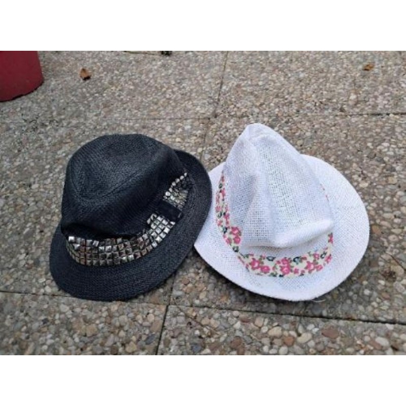Lot de 2 chapeaux noir  et blanc 