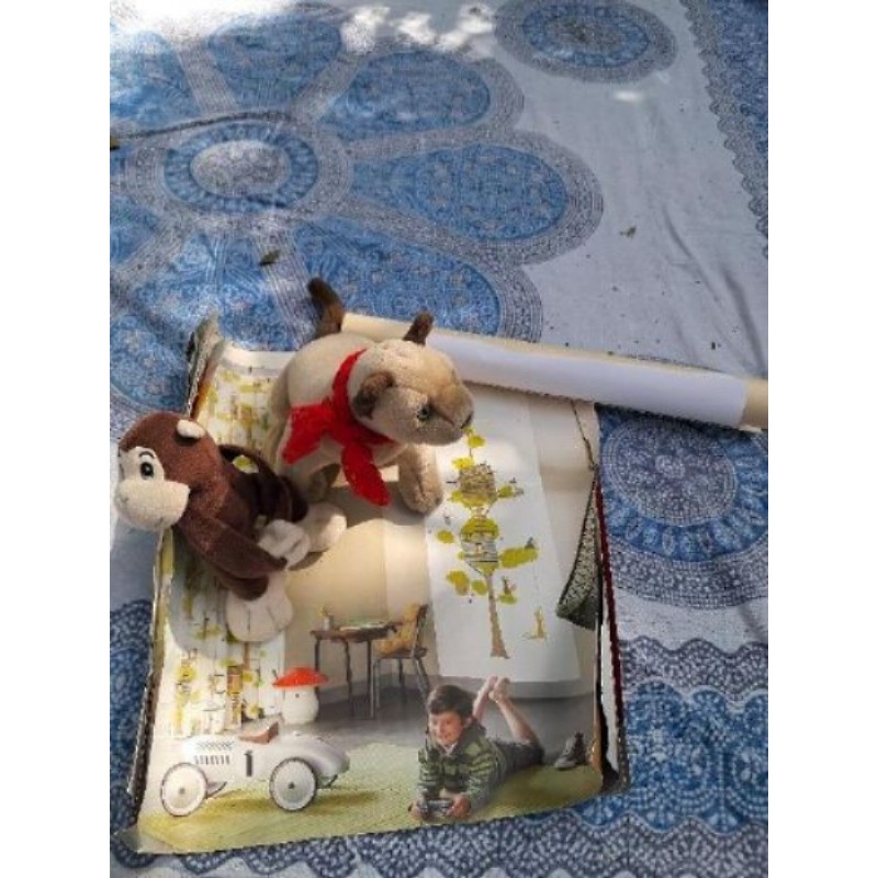 Lot de 3 articles, 2 peluches chat et singe ,1 sticker mural cabane pour chambre d'enfant 