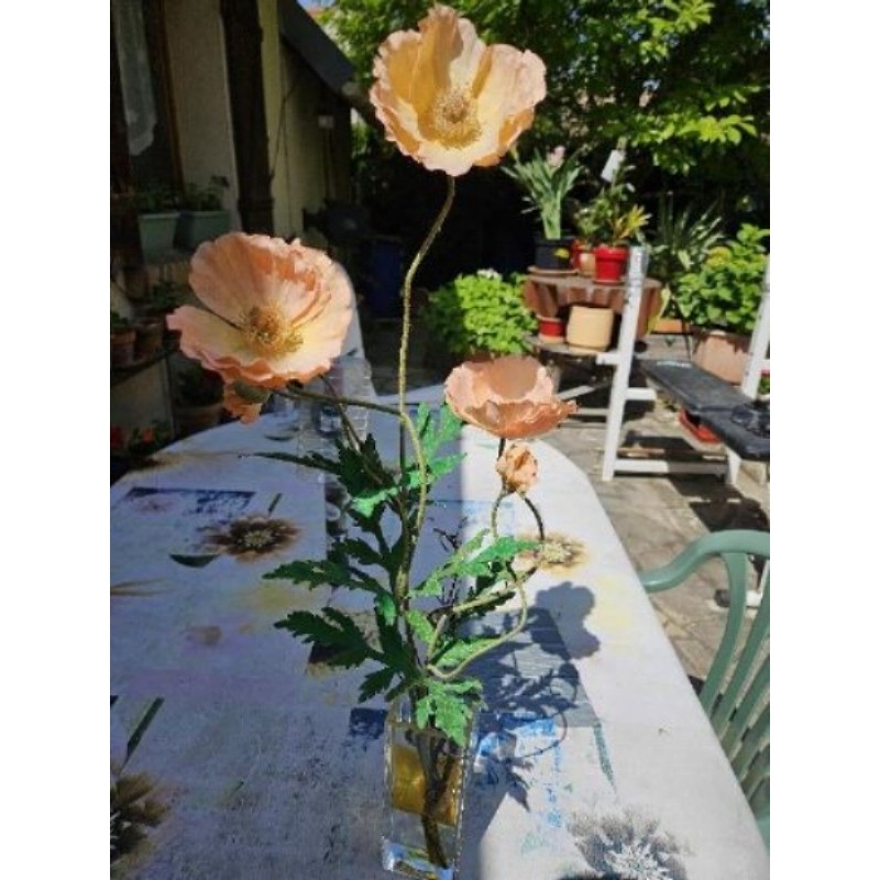 Fleurs artificielles dans vase.