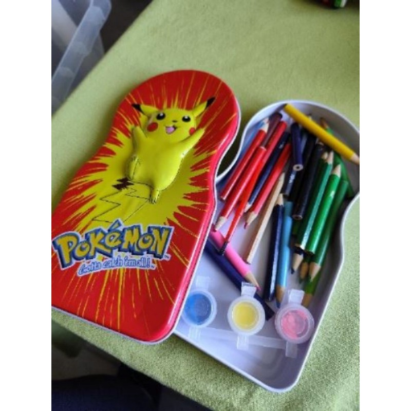 Boite pokemon avec crayon et peinture