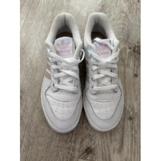 Baskets blanches, beiges et...