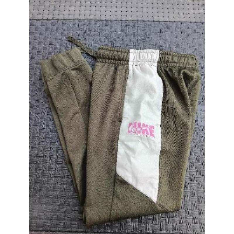 Pantalon kaki  Nike taille 147/152 ou 12/13ans