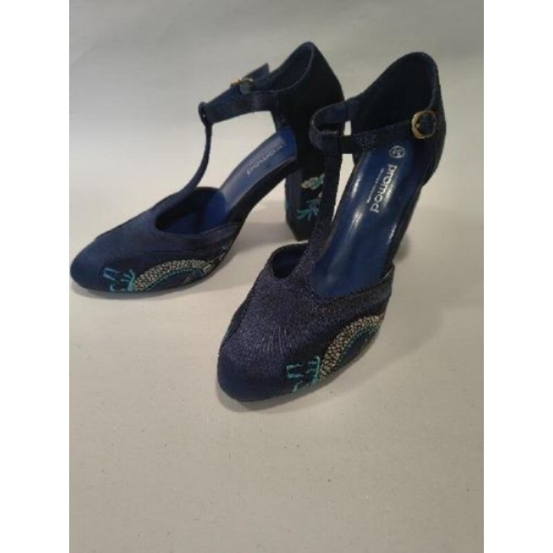 Chaussure coloris bleu marine en satin brodé.pointure 38. Promod.