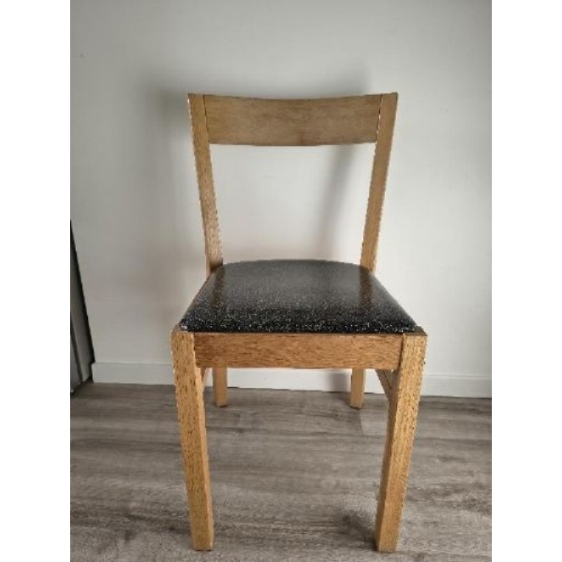 Paire de chaises bois massif avec assise en simili noir à paillettes 