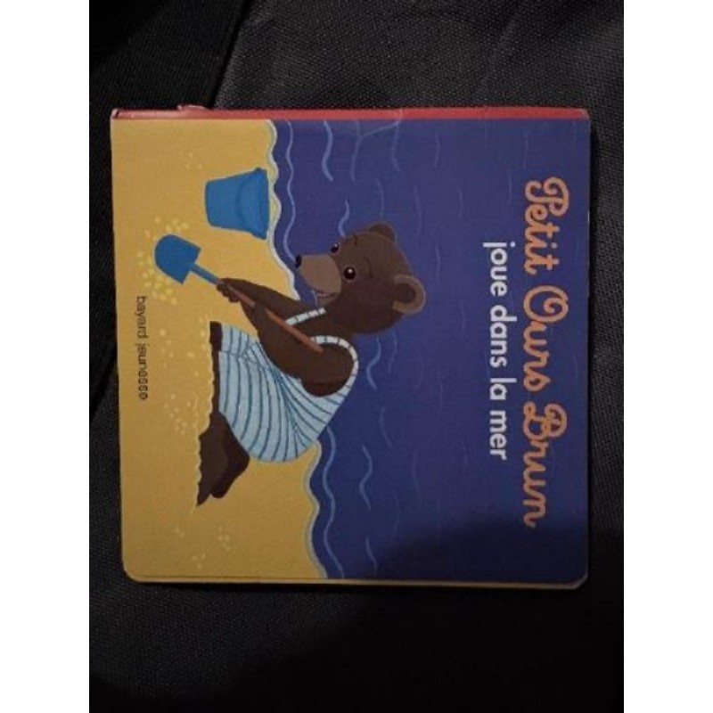 Livre jeunesse Petit ours brun joue dans la mer