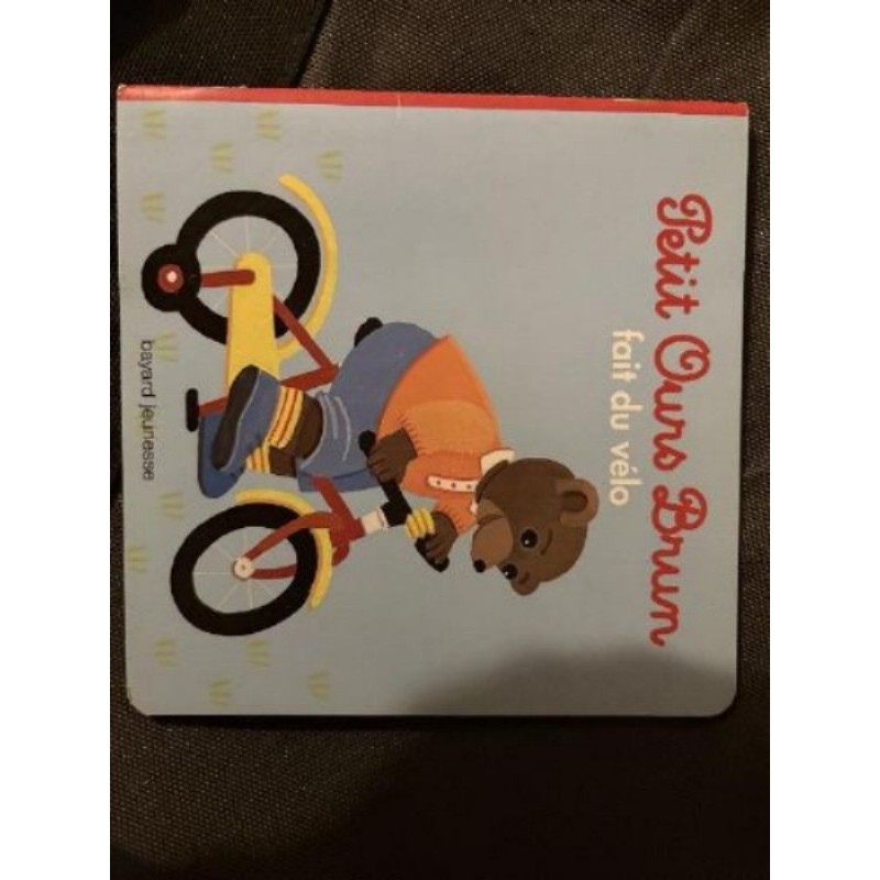 Petit ours brun fait du velo