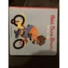 Petit ours brun fait du velo