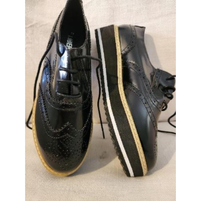 DERBIES Noires taille 39 - Neuves