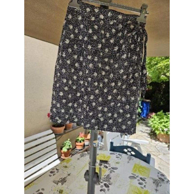 Jupe marine fleurs blanches T.36/38