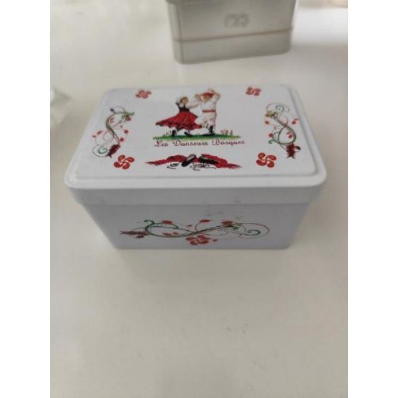 Boite en fer  biscuit basque