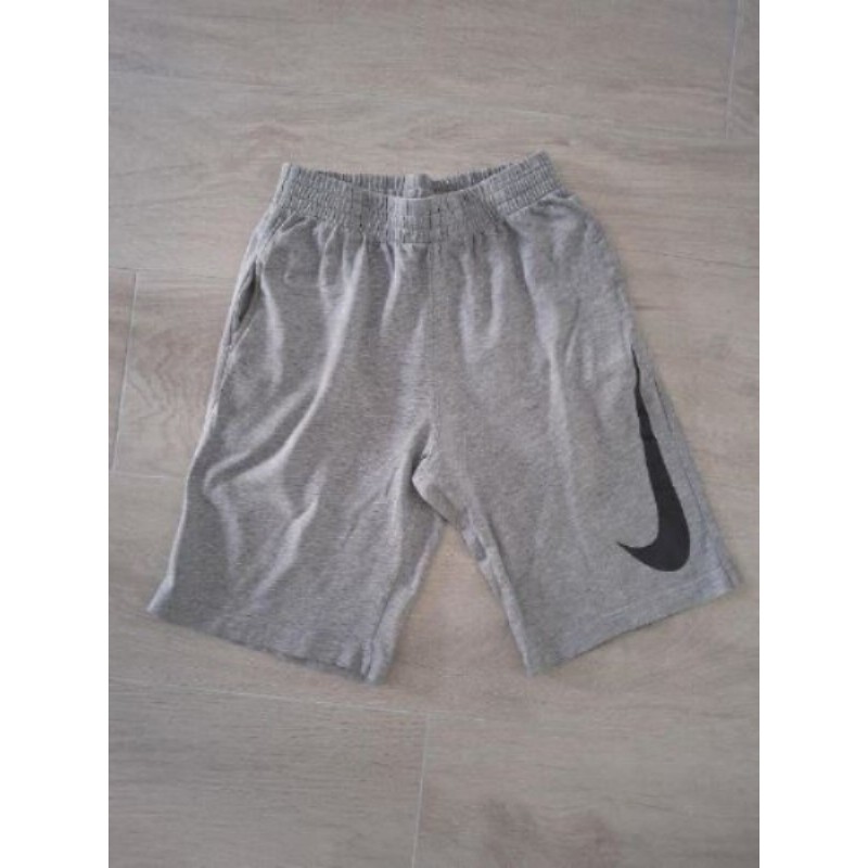 Short gris nike taille 10/12ans