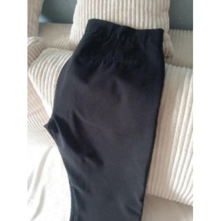 Taille 40. Pantalon noir....