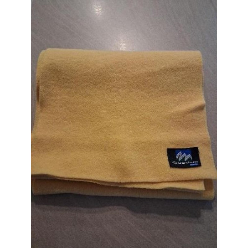 Écharpe jaune marque Quechua 