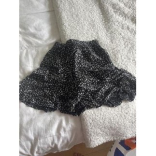 Jupe short noir à fleurs...
