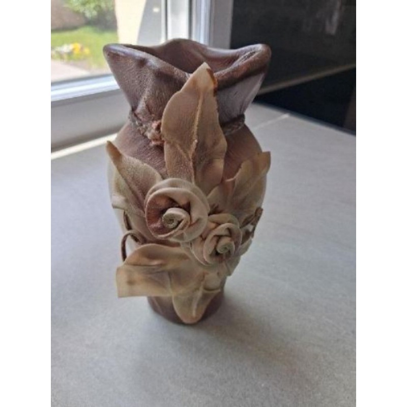 Vase revêtu de cuir