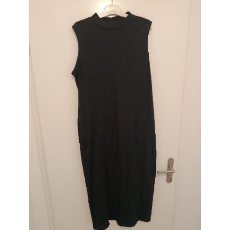 Robe sans manche noire taille 48