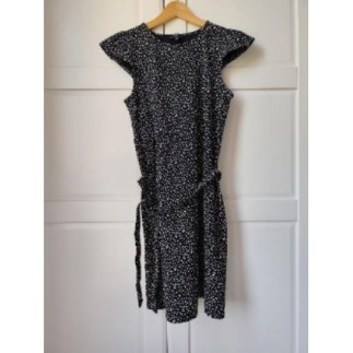 Robe noire à pois blancs...