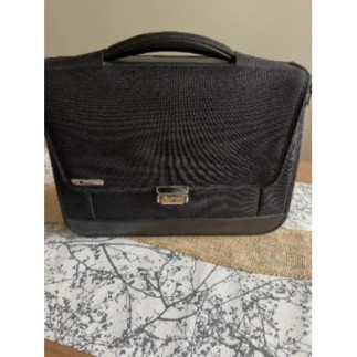 Cartable noir de la marque Delsey, état, impeccable, avec clé du cadenas, état neuf