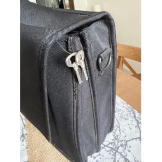 Cartable noir de la marque Delsey, état, impeccable, avec clé du cadenas, état neuf