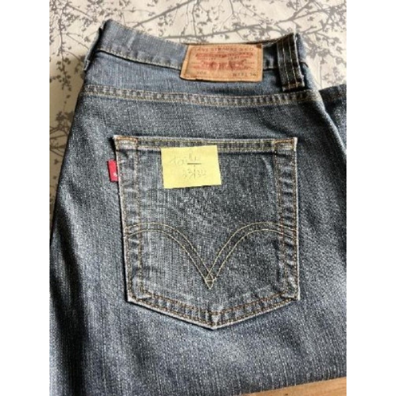 De la marque Levi Strauss, taille 33/34