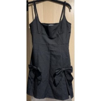 Robe noire avec noeuds sur...