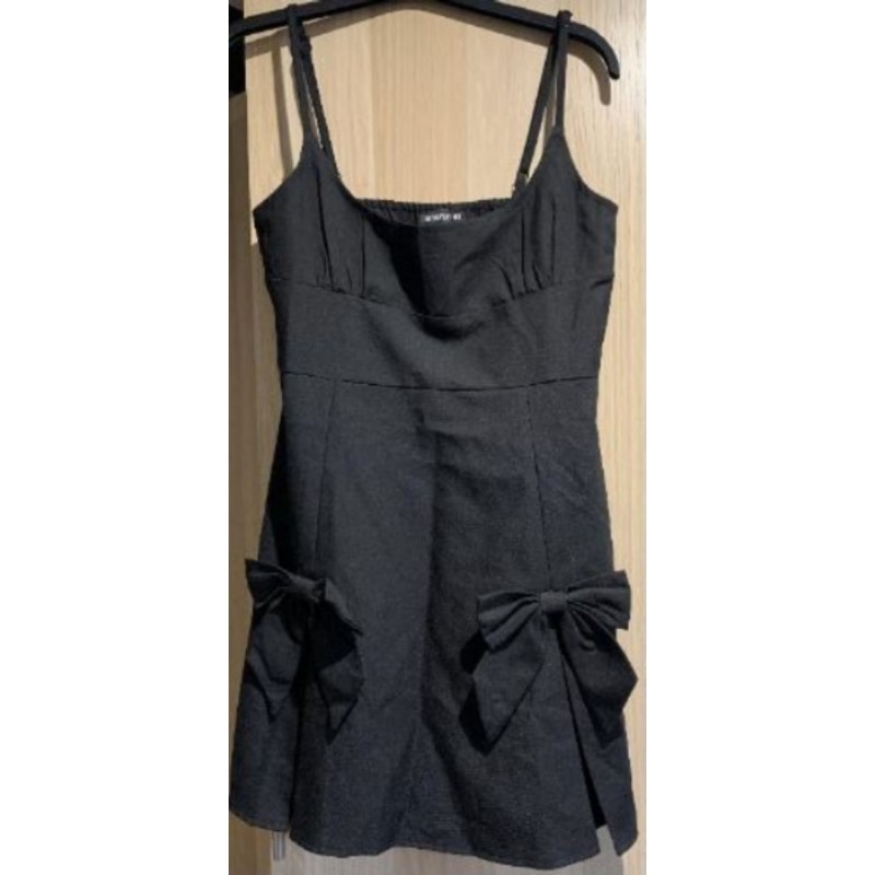 Robe noire avec noeuds sur le devant - PRETTY LITTLE THING - taille L
