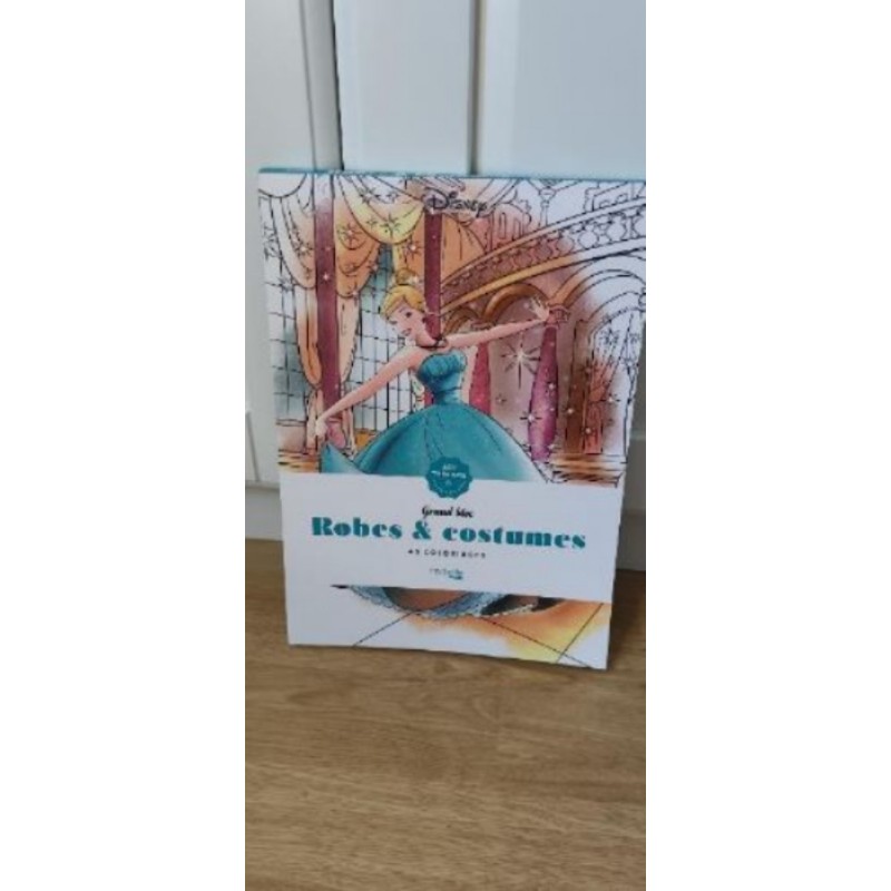 Carnet coloriage robes et costumes 