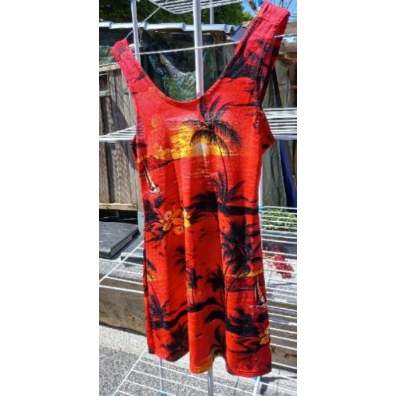 Robe courte de plage sur fond rouge avec motifs 