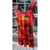 Robe courte de plage sur fond rouge avec motifs 