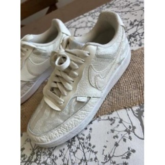 Basket NIKE blanche taille 40 