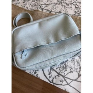 Sacoche Lacoste, bleu ciel. Bon état
