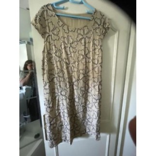 Robe beige à fleurs bleue...