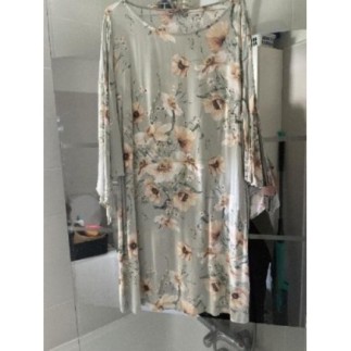Robe fleurie, verre gris,...