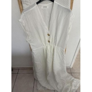 Robe blanche sans manches...