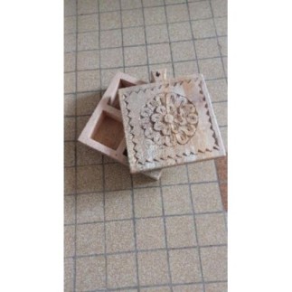 Boite en bois sculpté 