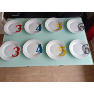 8 assiettes avec des...