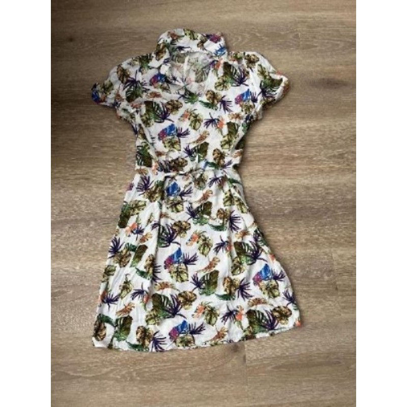 Robe manches courtes, motif feuille, fond blanc, taille 42