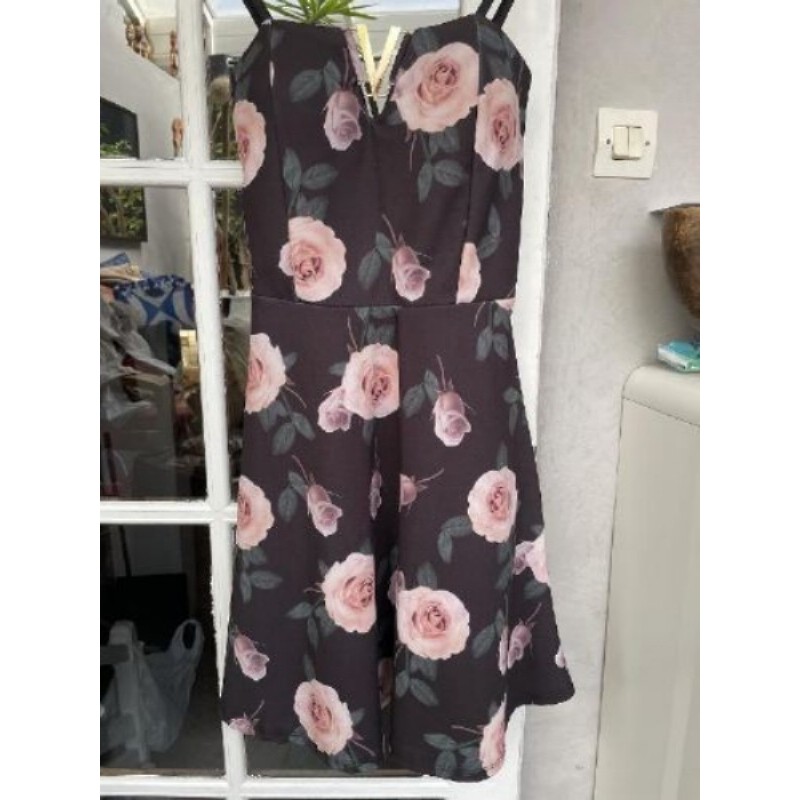 robe noire + roses T34