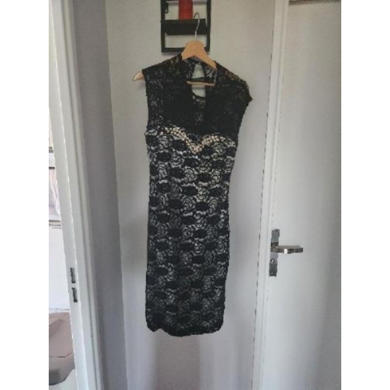 Robe made italie noir ornée de perles vaut pour une taille 40