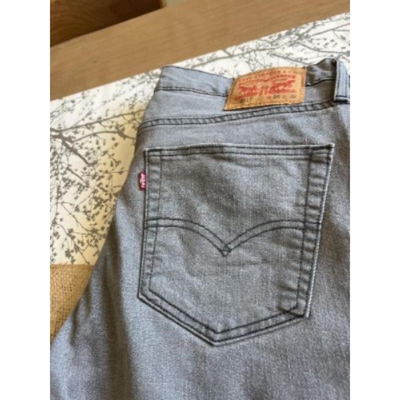 Jean Levi Strauss, taille 36 32 gris clair. Parfait état.