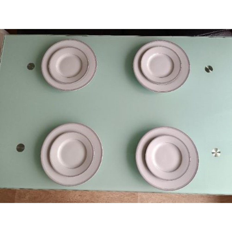 8 assiettes avec rayures le lot a 20.00€